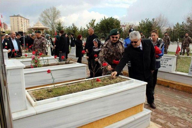 Sivas’ta Polis Şehitliğinde Hüzünlü Anma