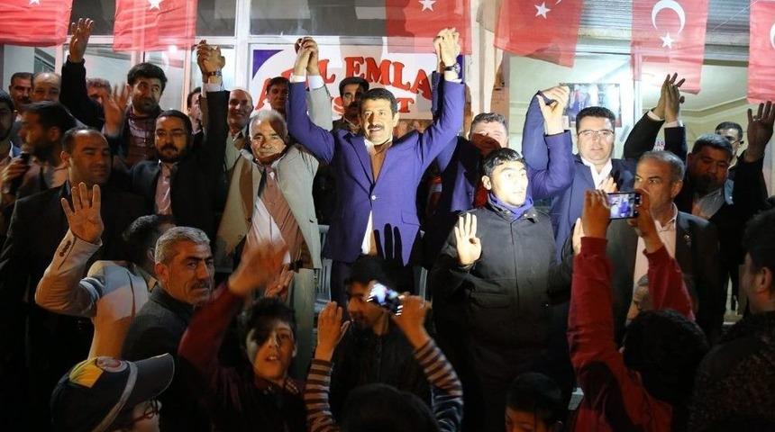 Ak Partiye Katılanlara Rozet Taktı