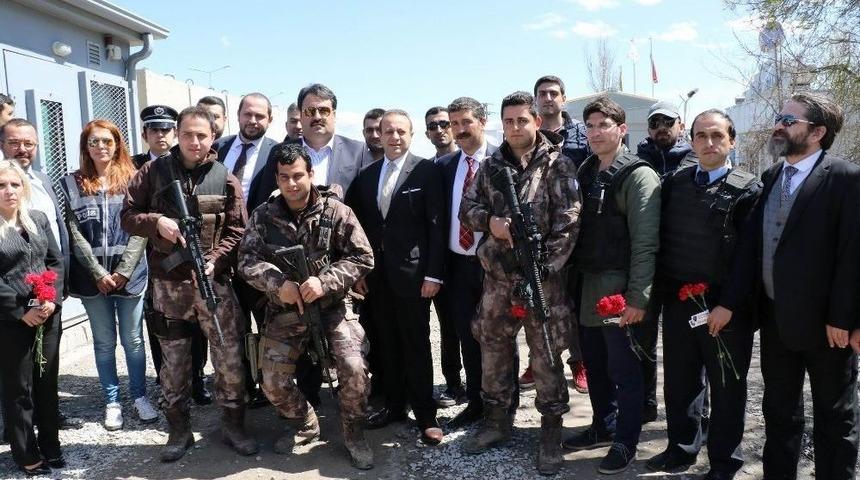 Eski Bakan Bağış, Diyarbakır&rsquo;da Polislere Karanfil Verdi