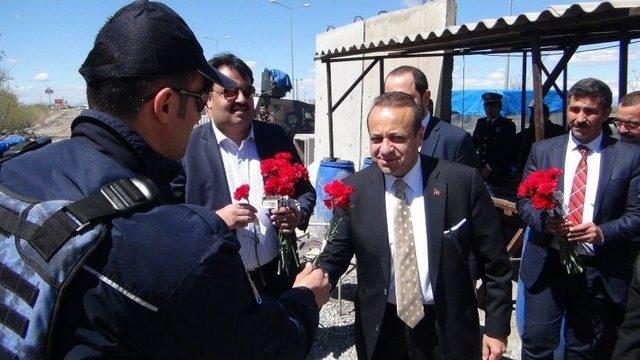 Eski Bakan Bağış, Diyarbakır&rsquo;da Polislere Karanfil Verdi 1
