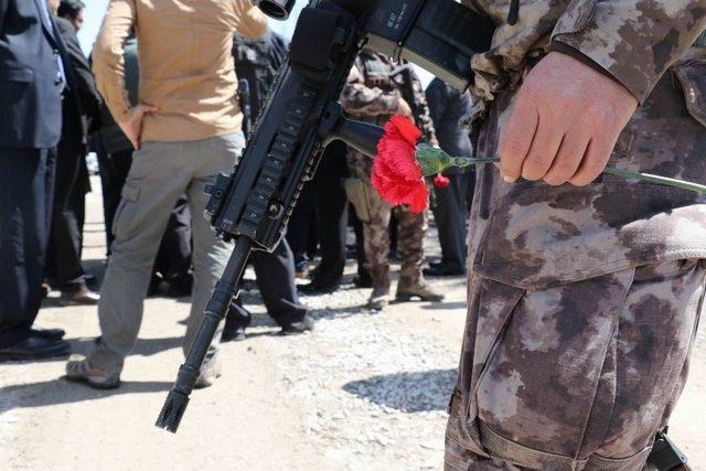 Eski Bakan Bağış, Diyarbakır&rsquo;da Polislere Karanfil Verdi 2