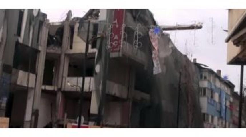 Yıkılan Kolon Cadde Üzerine Düştü