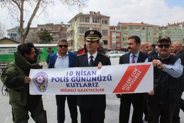 Polis Günü'nde 'şüpheli Çanta' Ile Kutlama