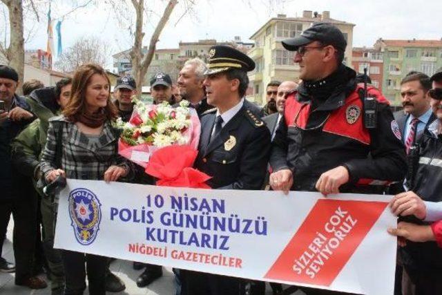 Polis Günü'nde 'şüpheli Çanta' Ile Kutlama