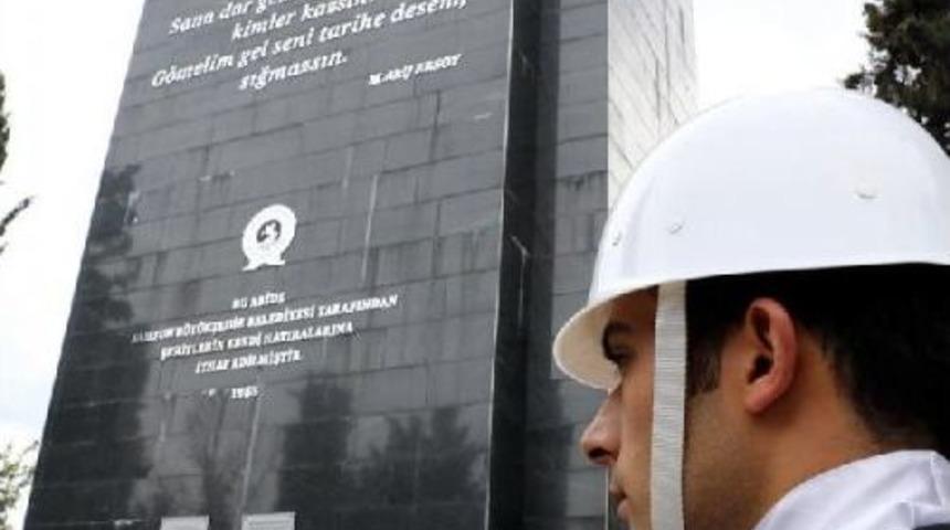 Şehit Mezarlarına Karanfil Bırakıldı