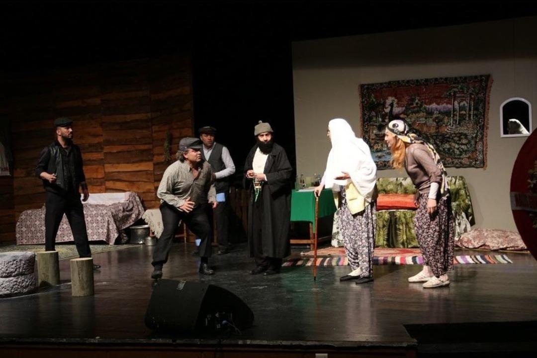 &rsquo;k&ouml;şe Kapmaca&rsquo; Efeler&rsquo;de Sahnelendi