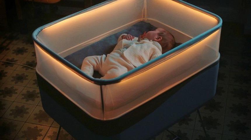 Bebeklere Arabada Seyahat Ediyormuş Gibi Hissettirecek Beşik Tasarlandı