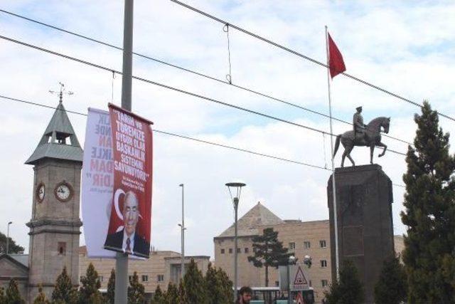 Kayseri'de, Merhum Liderlerin Fotoğraf Ve Mesajları Asıldı (2)