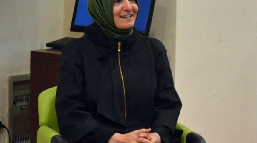 Bakan Kaya: "70 Yaşındakileri Se&ccedil;iyorsunuz Ama Kendi Temsilcinizi Yollayamıyorsunuz"