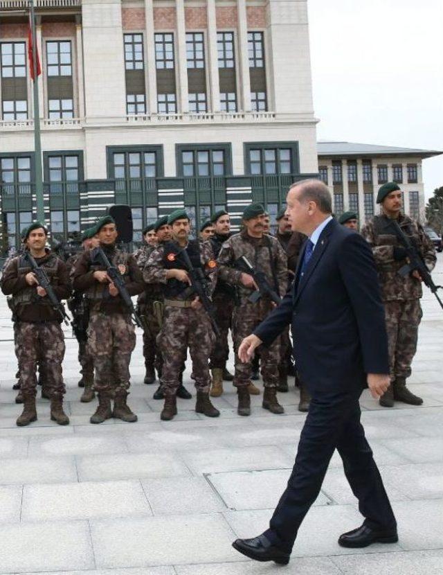 Cumhurbaşkanı Erdoğan'dan Beştepe'de Görevli Polislere Tebrik