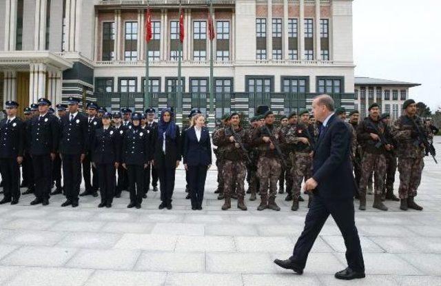 Cumhurbaşkanı Erdoğan'dan Beştepe'de Görevli Polislere Tebrik