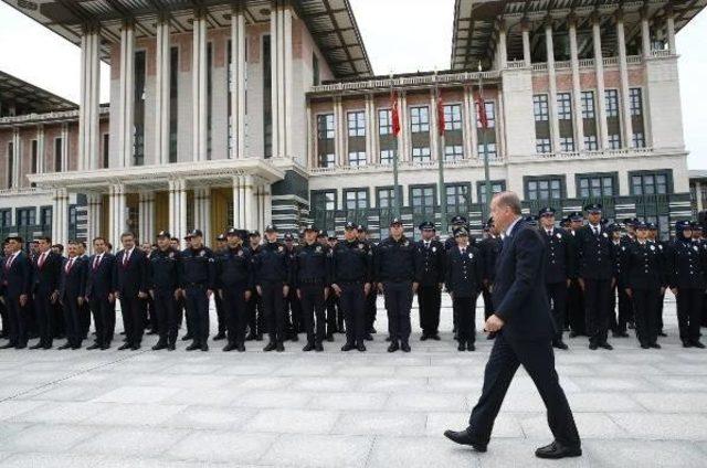 Cumhurbaşkanı Erdoğan'dan Beştepe'de Görevli Polislere Tebrik