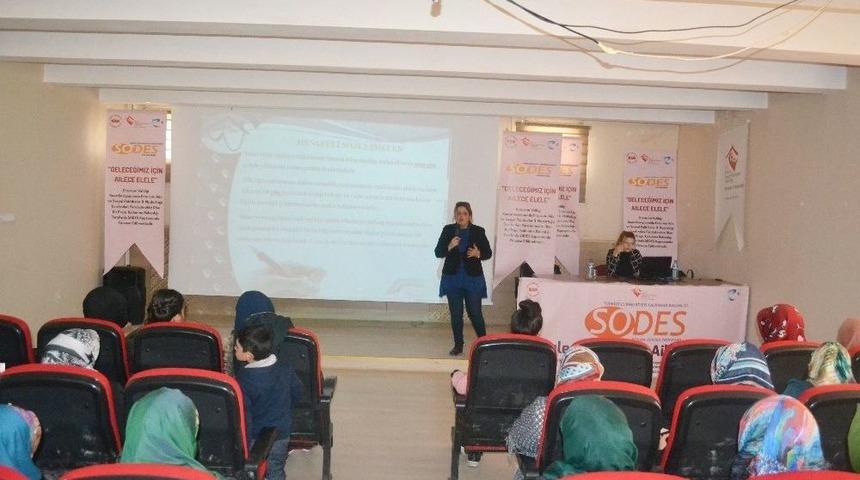 Tekman&rsquo;da "geleceğimiz İ&ccedil;in Ailece El Ele Projesi" Kapsamında Eğitim Programı D&uuml;zenlendi