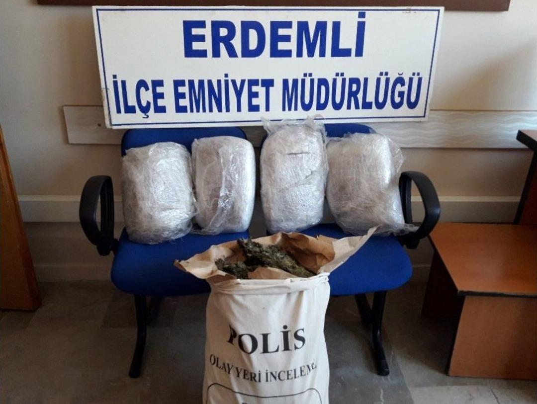 Otodaki Esrar Yandı, Kurye Yakalandı