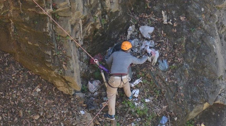 Erişilmesi Zor Olan Doğadan 1 Ton &Ccedil;&ouml;p Topladılar