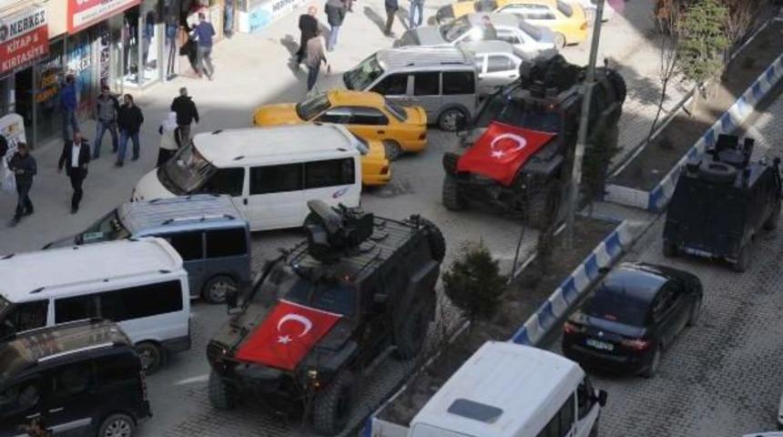 Polisler Hakkari Esnafına Karanfil Dağıttı(2)