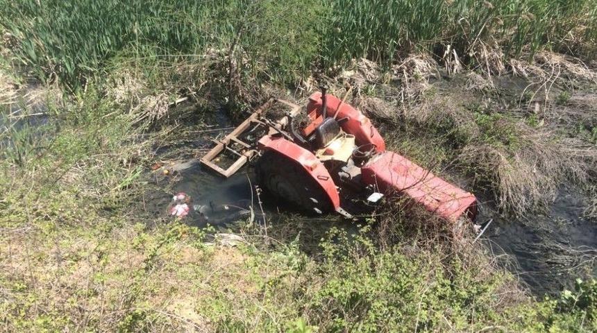 Dereye U&ccedil;tuğu Trakt&ouml;r&uuml;n Altında Kaldı