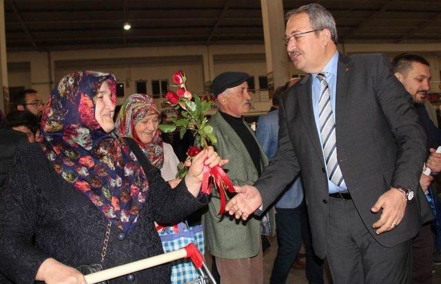 Ak Parti Heyeti Pazar Esnafı Ve Vatandaşlarla Biraya Geldi