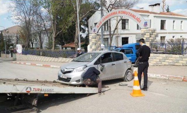 Kaldırımda Yürüyen Anneanne Ve Torununa Otomobil Çarptı