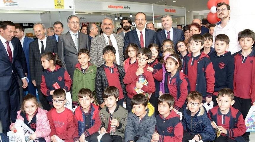 Konya&rsquo;da &ldquo;kitap&rdquo; G&uuml;ndem Oldu