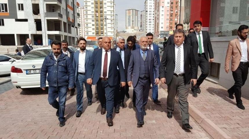 Bakan Elitaş Referandum &Ccedil;alışmasında Vatandaşı Tıraş Etti