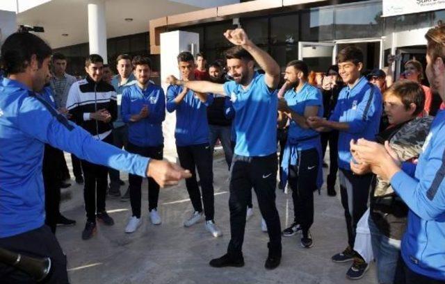 Şampiyonluk Kutlamasında S&uuml;rpriz Evlilik Teklifi 2