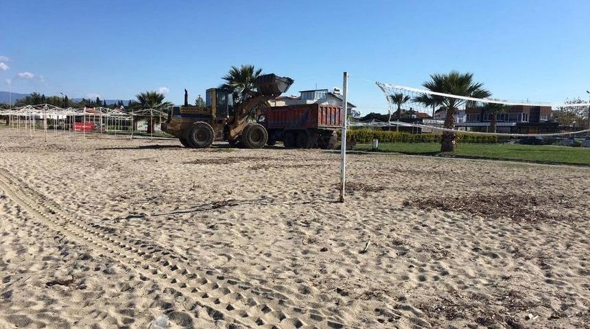 Burhaniye Belediyesi Sahilleri Temizliyor