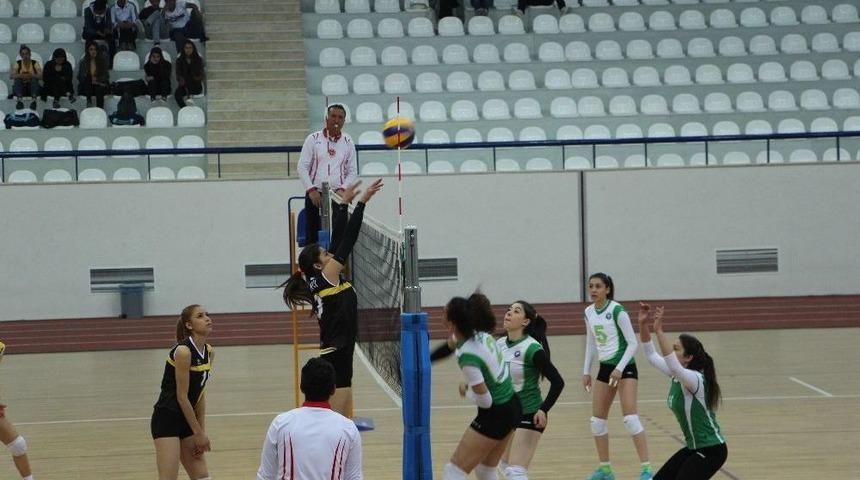 Fırat &Uuml;niversitesi, Voleybol M&uuml;sabakalarına Ev Sahipliği Yaptı