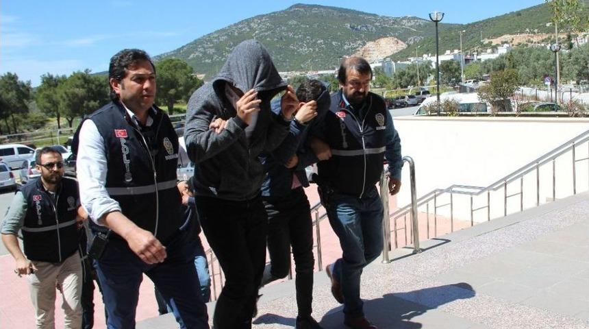 Soyguncular Girdikleri Kasap D&uuml;kkanının Sahibini Ve &Ccedil;alışanı Dondurucuya Kilitledi