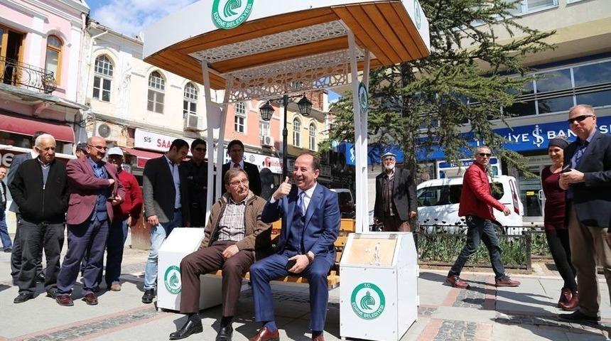 Edirne&rsquo;de Sara&ccedil;lar Caddesi&rsquo;ne G&uuml;neş Enerjili Şarj Bank İle &Ccedil;i&ccedil;ek Treni