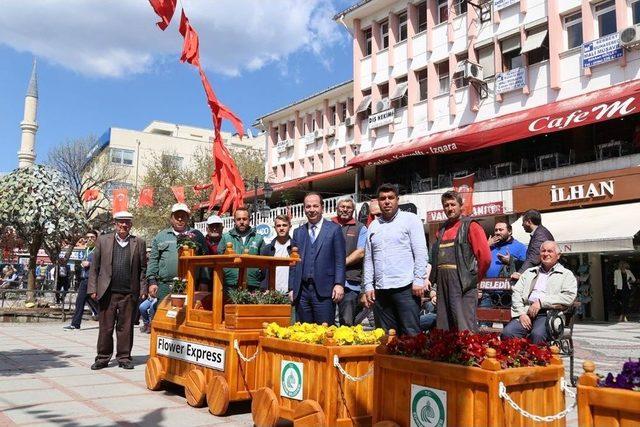 Edirne’de Saraçlar Caddesi’ne Güneş Enerjili Şarj Bank İle Çiçek Treni