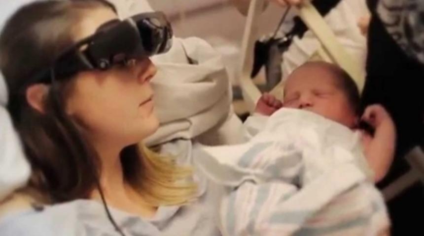 G&ouml;rme engelli annenin bebeğini ilk defa g&ouml;rd&uuml;ğ&uuml; an