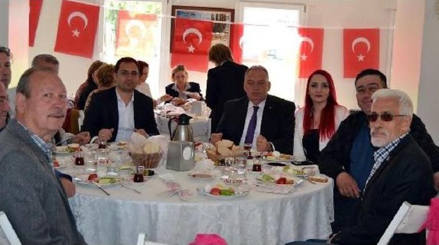 Chp'li &Ouml;zel: G&uuml;&ccedil;ler Ayrılığını Bir Kişiye Teslim Etmek Demokrasinin Darbe Alması Demektir