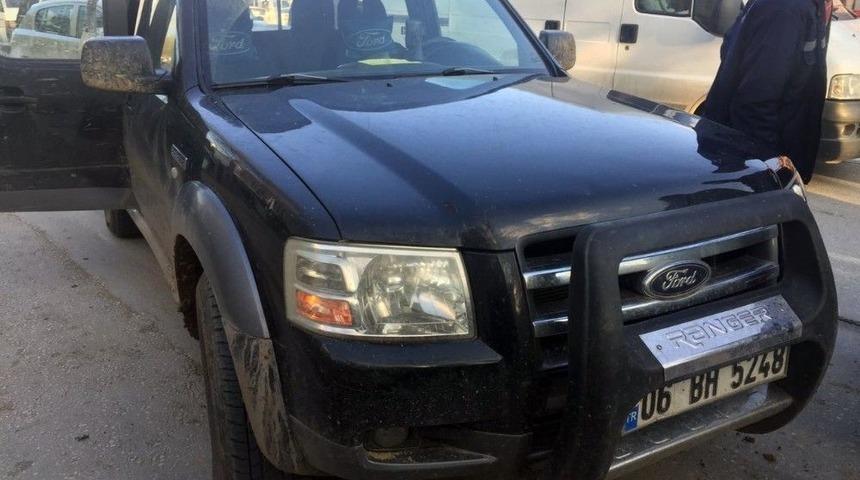 Okul &Ccedil;ıkışında Yolun Karşısına Ge&ccedil;erken Kamyonet &Ccedil;arptı