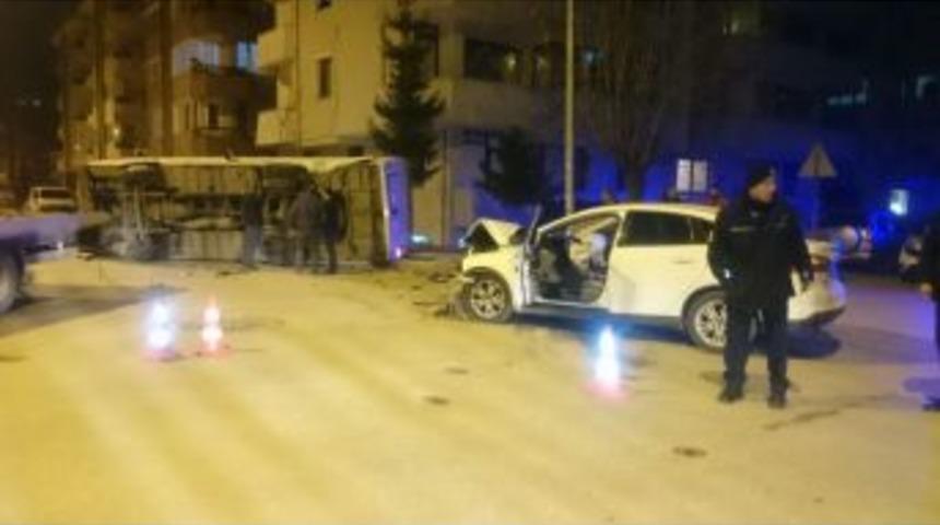 Otomobille &Ccedil;arpışan Servis Minib&uuml;s&uuml; Devrildi