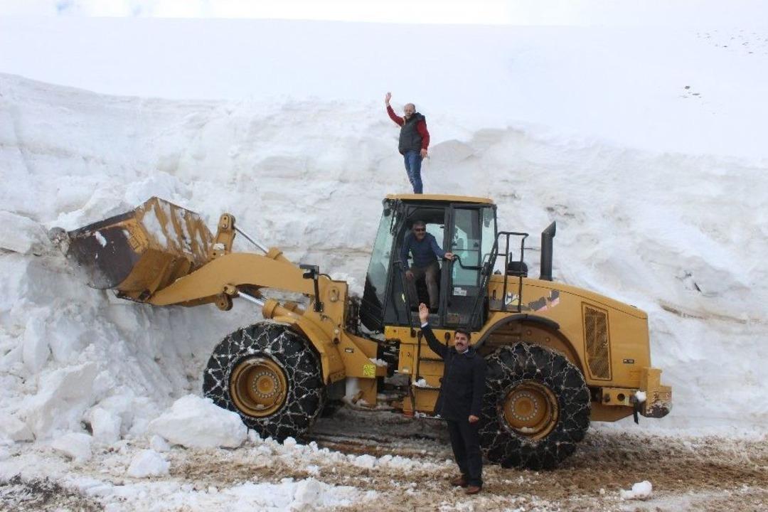 Kar Kalınlığının 10 Metreyi Bulduğu Muş&rsquo;ta &Ccedil;alışmalar S&uuml;r&uuml;yor