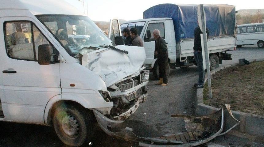 Elazığ&rsquo;da İş&ccedil;i Servisi İle Kamyonet &Ccedil;arpıştı: 5 Yaralı