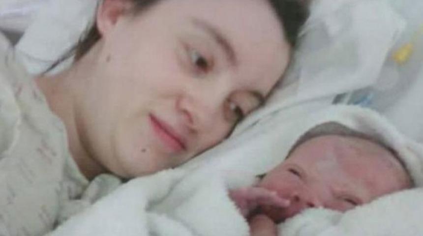 &Ccedil;ocuğunu uykuda doğurdu