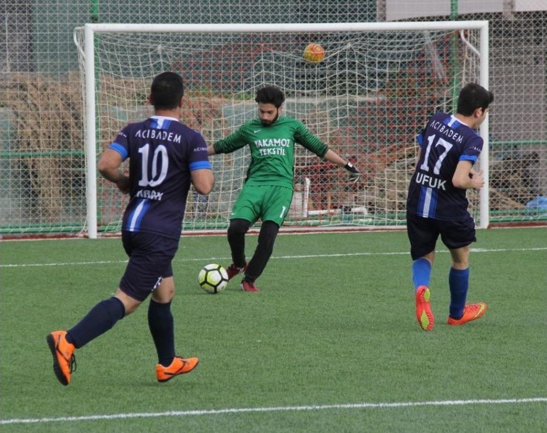 (&ouml;zel Haber) Kadın Teknik Direkt&ouml;re Sahada Doğum G&uuml;n&uuml; S&uuml;rprizi