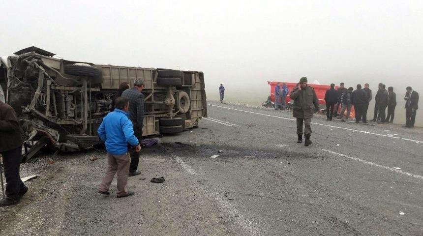 Kayseri&rsquo;de &Ouml;ğrenci Servisi İle Tır &Ccedil;arpıştı: 2 &Ouml;l&uuml;, 10 Yaralı