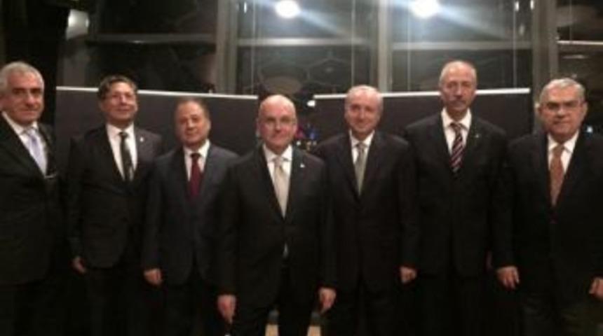 Beşiktaş Divan Başkanlığı'na Aday Olan Eski Y&ouml;netici Tevfik Yamant&uuml;rk Ekibini Tanıttı