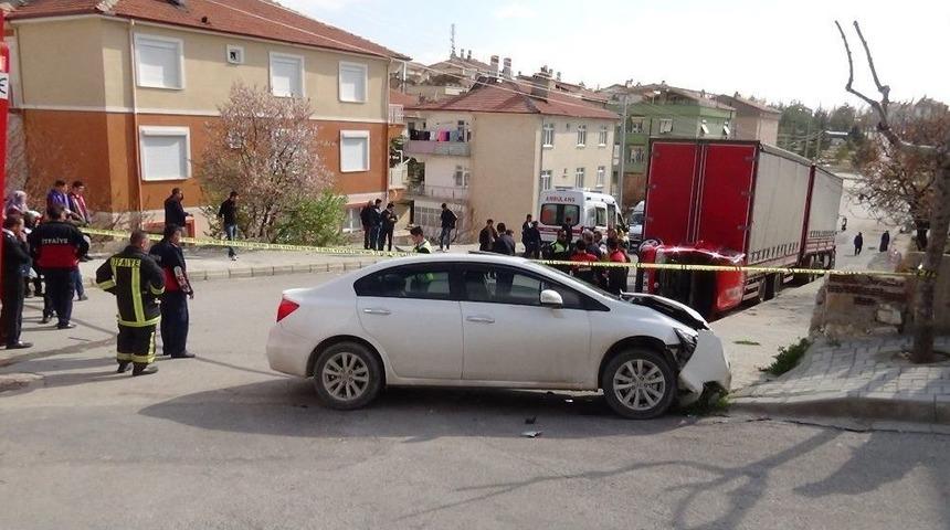 Karaman&rsquo;da İki Otomobil &Ccedil;arpıştı: 1 Yaralı