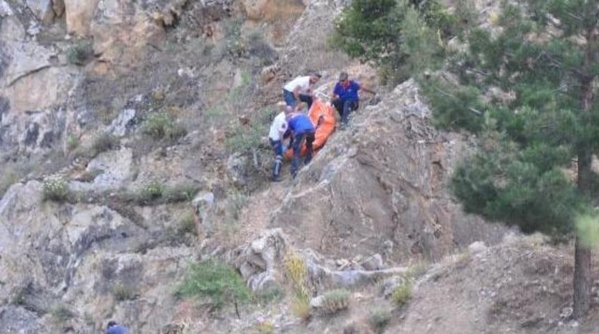 U&ccedil;uruma Atlayıp, Intihar Etti