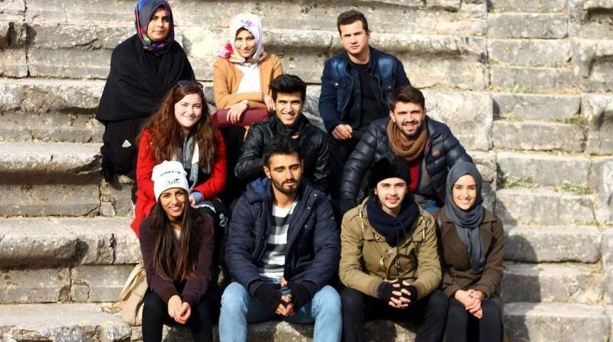 Gen&ccedil; Mecmua Ekibinden Balkan T&uuml;rklerine Yardım