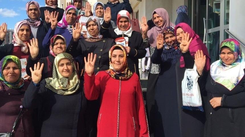 D&uuml;rdane Yalar, Ak Partili Kadınlarla Ev Toplantıları Yapıyor