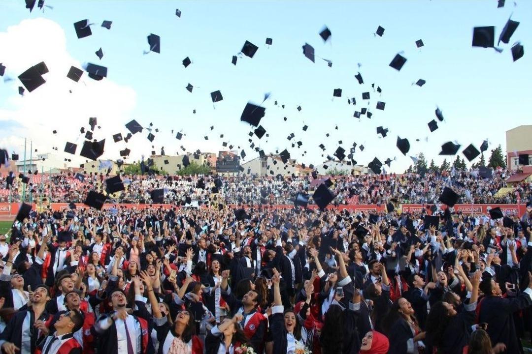 &Ccedil;om&uuml;&rsquo;de 8 Bin &Ouml;ğrenci Mezun Oldu