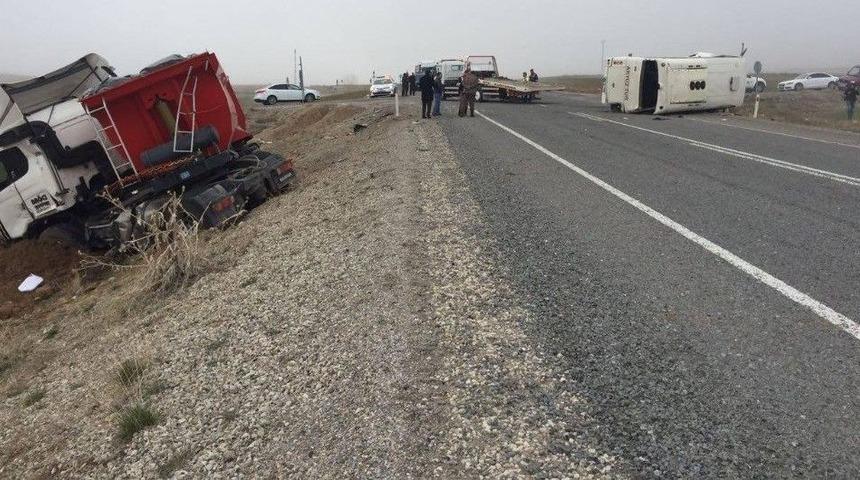 &Ouml;ğrenci Servisi Ve Tırın &Ccedil;arpıştığı Kazada &Ouml;ğrenciler Tedavi Altına Alındı