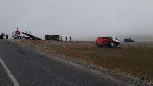 Öğrenci Servisi Ve Tırın Çarpıştığı Kazada Öğrenciler Tedavi Altına Alındı