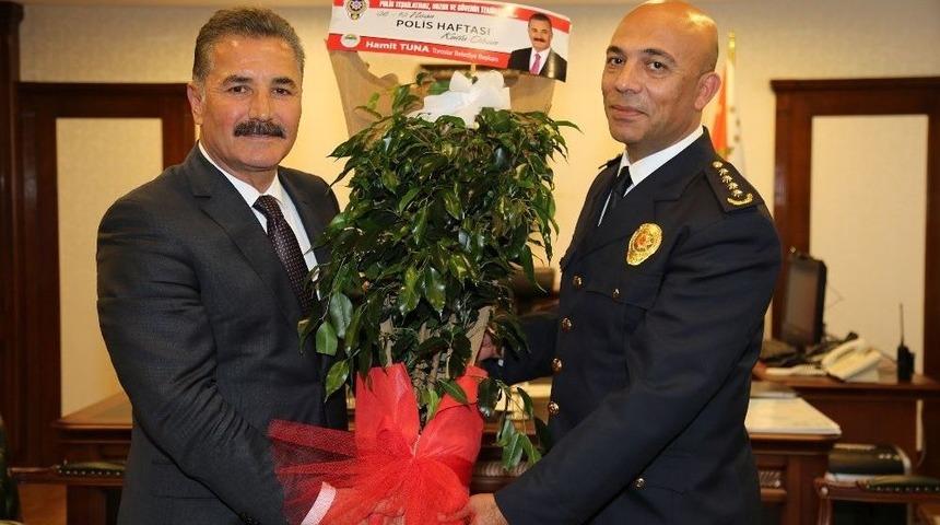 Başkan Tuna&rsquo;dan Polise &Ccedil;i&ccedil;ekli Kutlama