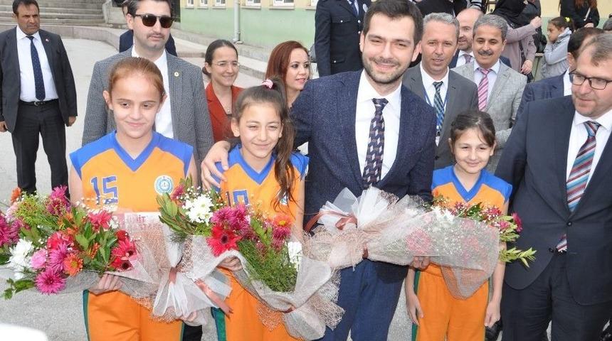 Bakan Yardımcısı Boynukalın&rsquo;dan K&uuml;&ccedil;&uuml;k Basketbolculara Jest